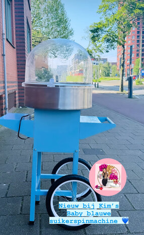 Blauwe suikerspinmachine op kar